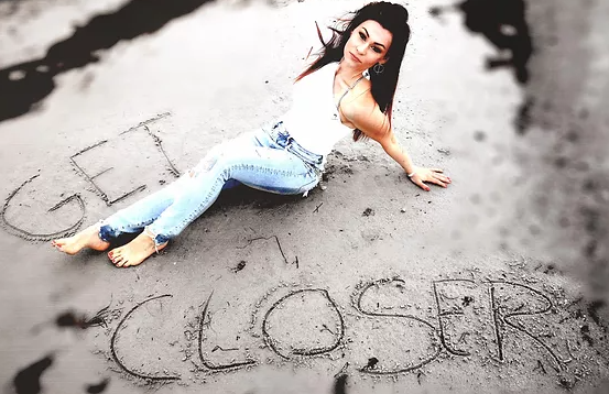 Arina Mai lays down in her new single “Get Closer”